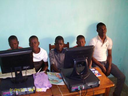 Séances des cours (Théorique et pratique) en informatique à l'ONG AVIMERO.